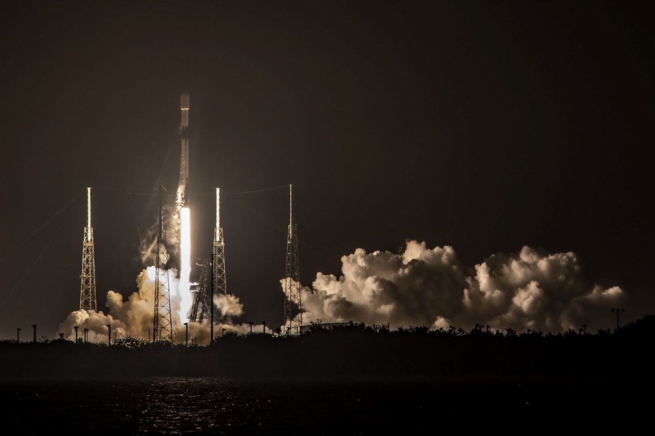 SpaceX955颗星链卫星上天，猎鹰9号首次一箭七飞